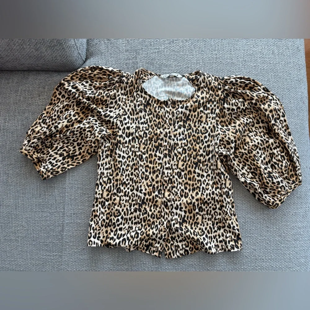 Zara Leopard Print Puff Sleeve Button Blouse - Size Small
Brand new no tag - Picture 3 of 12